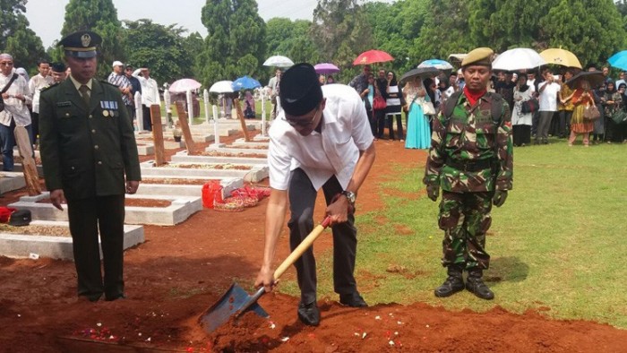 Gubernur Irwan Prayitno di pemakaman Hasan Basri Durin