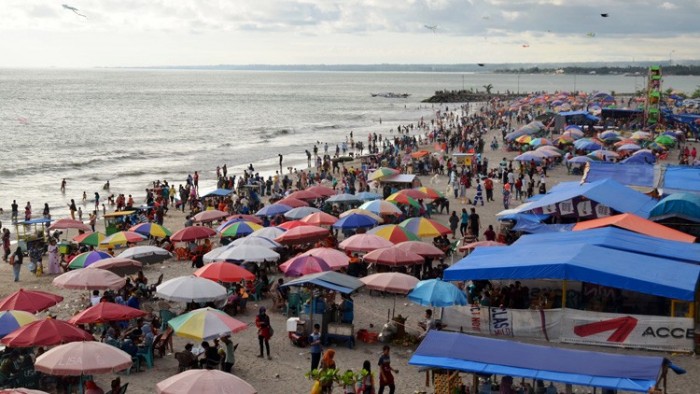  

 

Suasana Pesta Pantai Piaman di Pantai Gandoriah  