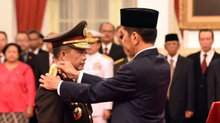 Presiden Jokowi menyematkan pangkat bintang 4 kepada Tito Karnavian, yang telah dilantiknya sebagai Kapolri, di Istana Negara, Jakarta, Rabu (13/7) siang. (Foto: Rahmad/Humas)