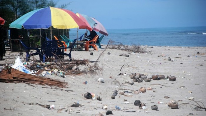 Pantai Tiku yang kotor