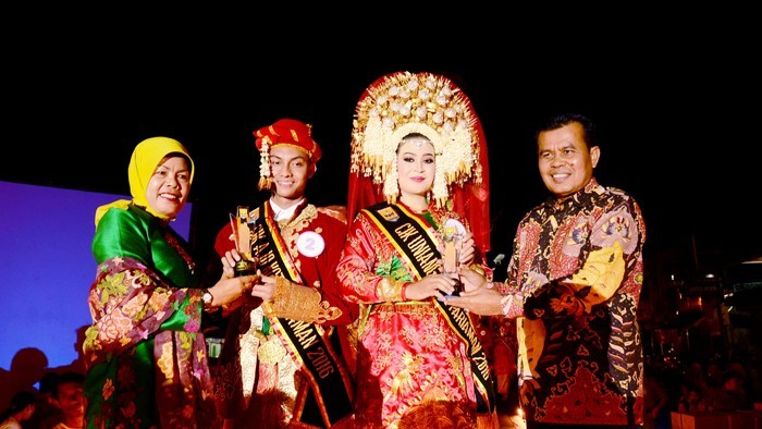 Walikota Mukhlis dan Isteri, Reni, menyerahkan hadiah kepada CUCA