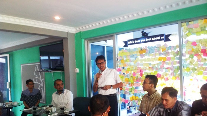 Gubernur Irwan Prayitono menyampaikan apresiasinya terhadap gerakan sosial berbagi kopi dinding di Kafe Nusantara Padang