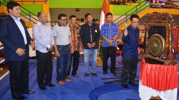 Bupati Agam Indra Catri menabuh gong tanda dimulainya kejuaraan tinju