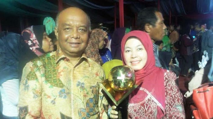 Kepala BPLH Agam bersama Kepala SD 21 Taluak dan Piala Adiwiyata Mandiri
