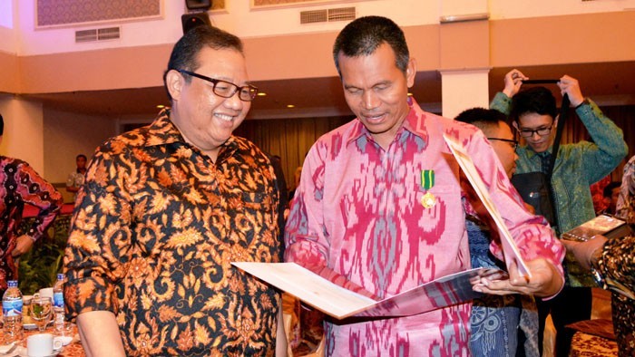 
Wawako Genius Umar berbincang dengan Menteri Koperasi dan UKM