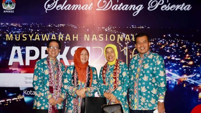 Walikota Mukhlis Rahman (kanan) foto bersama isteri di depan Logo Apeksi