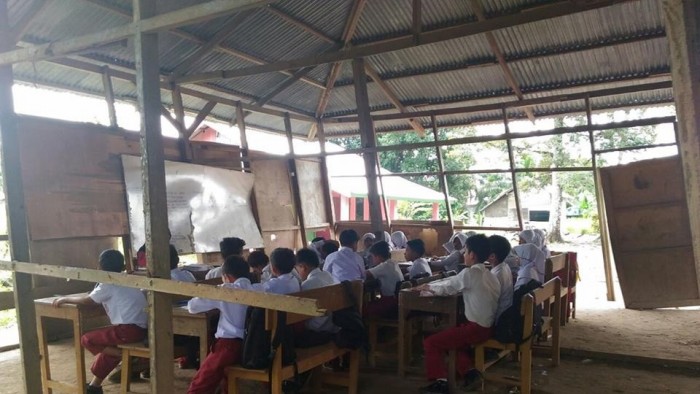 Murid SDN 22 Pasar Bawan belajar di ruangan darurat yang tak berdinding.
