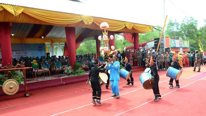  

 

Penampilan miniatur Tabuik Pariaman di Arena Jambore PKK