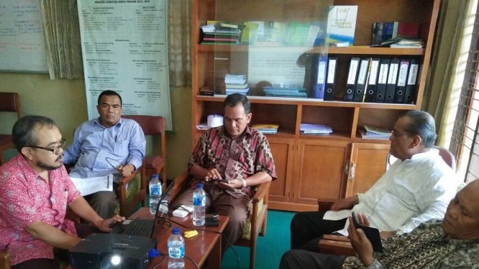 Badrul Mustafa Kemal (tengah) dalam Rapat Formatur DDII Sumbar (1)