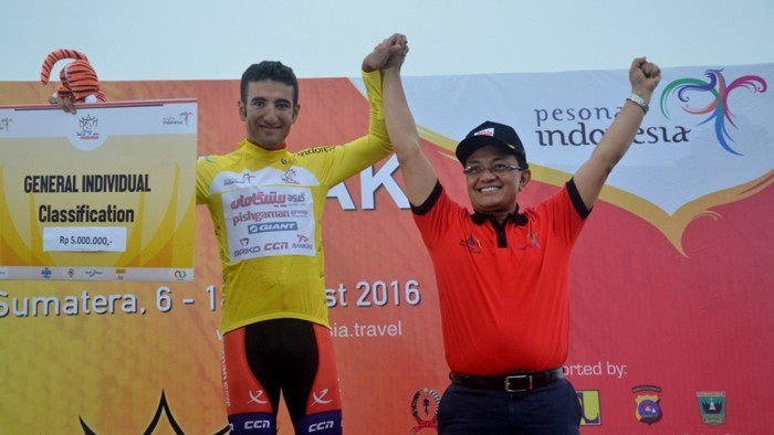 Bupati Agam bersama Amir Kolahdouz dari Pishgaman Cycling Team, pemenang 