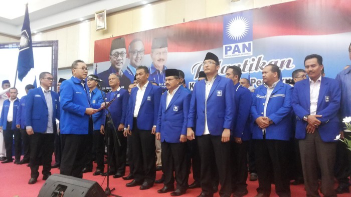 1 bupati melepas kepergian jamnas pramuka
Ketum DPP PAN Zulkifli Hasan melantik Ali Mukhni menjadi ketua DPW PAN Sumbar beserta pengurusnya