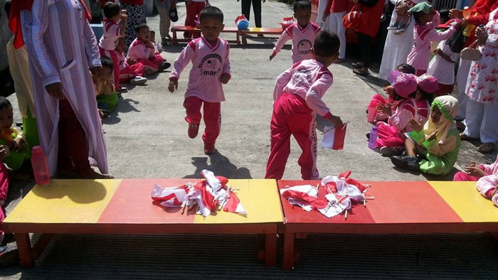 Murid TK Islam Smart Padang, merayakan hari bersejarah itu dengan berbagai kegiatan, salah satunya memindahkan bendera