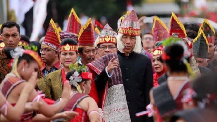 Presiden Jokowi disambut tarian adat saat akan membuka Karnaval Kemerdekaan Pesona Danau Toba, di Balige, Toba Samosir, Sumut, Minggu (21/8) sore. (Foto: Anggun/Humas)
