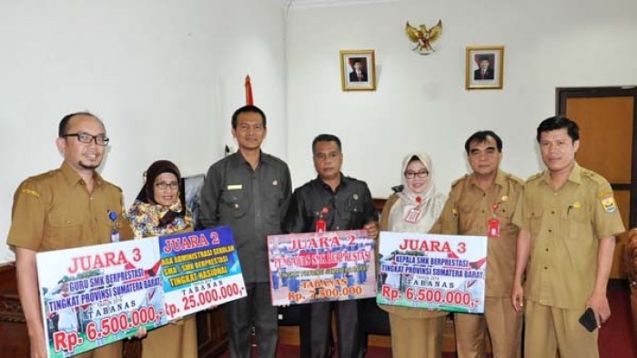 Wawako Genius foto bersama peraih prestasi di SMKN 2 Pariaman