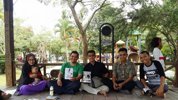 Para pegiat FAM Palembang, Sumatra Selatan, usai diskusi menulis di Palembang, Sabtu, 10 September 2016.