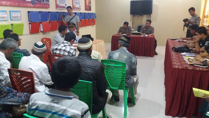 Kapolres Agam ketika menerima warga salingka danau
