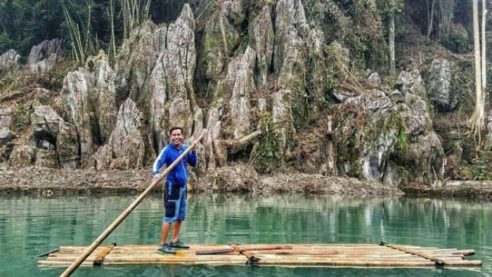 Dinding cadas di objek Buki Baka dan rakit bambu
