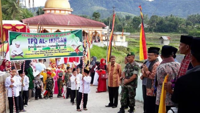 Bupati Agam H. Indra Catri Dt. Malako Nan Putiah ketka melepas pawai Katam Alquran di Masjid Alikhsan, Banuhampu. 