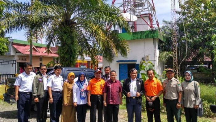 Tim Verifikasi BMKG (DKJN, Sestama BMKG bagian Aset), dan Pemprov Sumbar Pengecekan Peralatan INA-TEWS BMKG, melakukan kunjungan pemantauan alat pendeteksi gelombang tsunami di Kecamatan Tanjung Mutiara, Kabupaten Agam, Selasa (3/7/2018). 