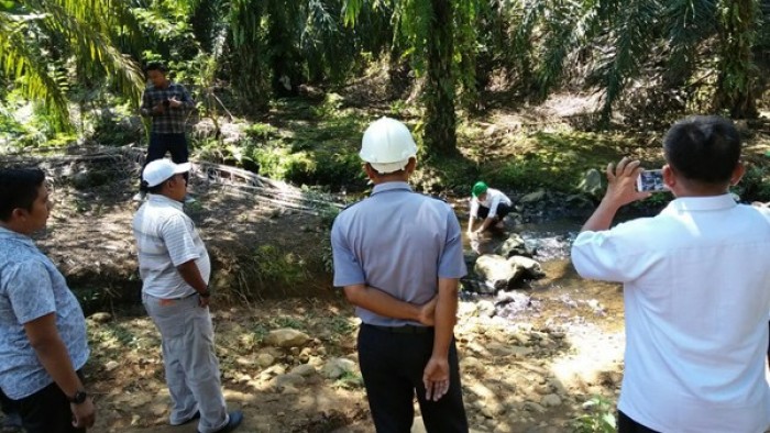 Dinas Lingkungan Hidup langsung turun ke perusahaan kelapa sawit PT Rimbo Panjang Sumber Makmur mengambil sampel air limbah pabrik itu yang diduga telah tercemar