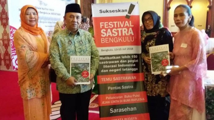 Sosialisasi Festival Sastra Bengkulu di Jakarta, pekan lalu. Foto: Sekda Pemprov Bengkulu Novian Andusti (berbaju batik) bersama isteri dan Ketua Panitia FSNB Willy Ana (hijab hitam).