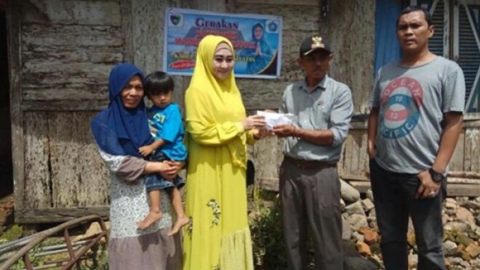 Lisda Hendrajoni memberikan bantuan rumah tidak layak huni kepada masyarakat Kenagarian Sungai Lundang. Bantuan ini melalui dana DMD sebanyak Rp15 juta.
