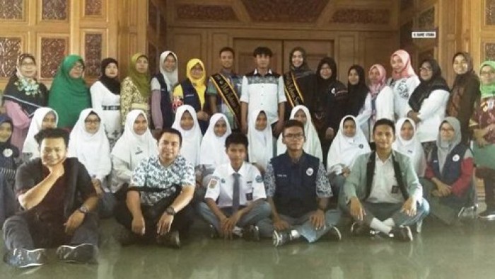 Foto bersama peserta diseminasi gerakan literasi dengan narasumber serta panitia