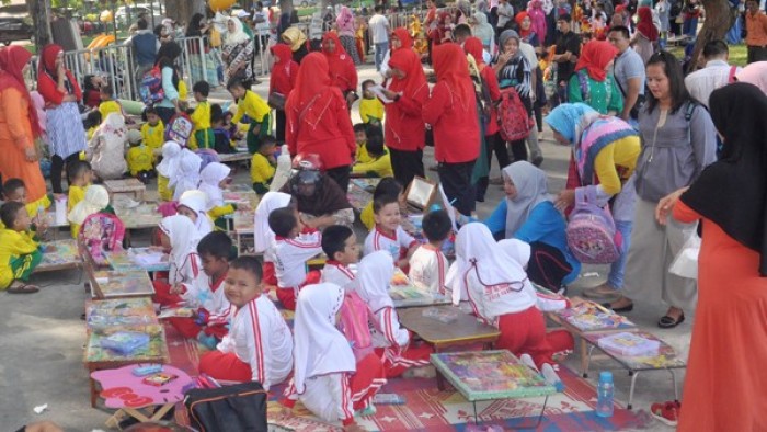 Suasana Pantai Cermin yang dipenuhi anak TK se-Kota Pariaman mengikuti lomba mewarnai yang digelar oleh FKH Kota Pariaman