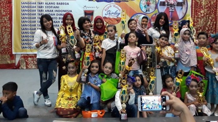 Murid-murid Sanggar Tari Mutiara Minang bersama pelatih tari foto bersama usai pengumuman pemenang lomba. IST