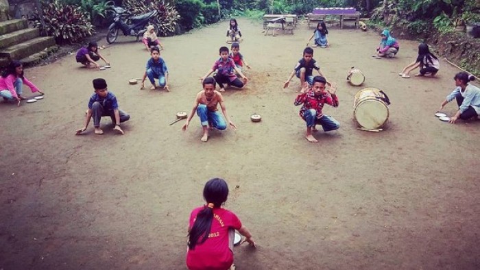 Anak-anak melakukan latihan tari hasil lokakarya yang digagas Yayasan Marsini Komunitas Budaya. Diharapkan agar anak-anak MKB Balingka dapat terinspirasi untuk lebih giat lagi mengasah potensi diri di dunia tari.(Dok MKB)