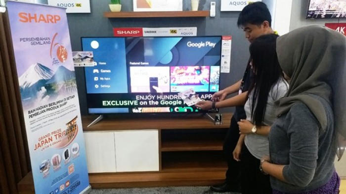 Petugas toko menjelaskan ragam promo belanja yang ada dalam peringatan '60 Years Anniversary Japan - Indonesia' kepada konsumen