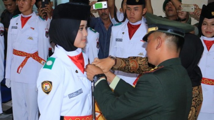 Komandan Distrik Militer (Dandim) 03/06 Lima Puluh Kota, Letkol. Kav. Solichin, mengukuhkan 54 anggota pasukan Pengibar Bendera (Paskibra) HUT ke-73 Kemerdekaan Republik Indonesia Kota Payakumbuh, di Aula Balaikota Payakumbuh, Bukik Sibaluik, Rabu (15/8/2018) sore.