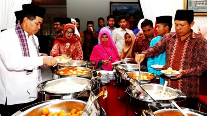 Begitu juga pada momen Iduladha tahun ini, Bupati Agam H. Indra Catri Dt. Malako Nan Puitiah dan keluarga menggelar open house usai salat Iduladha, Rabu (22/8/2018), di rumah dinasnya.
