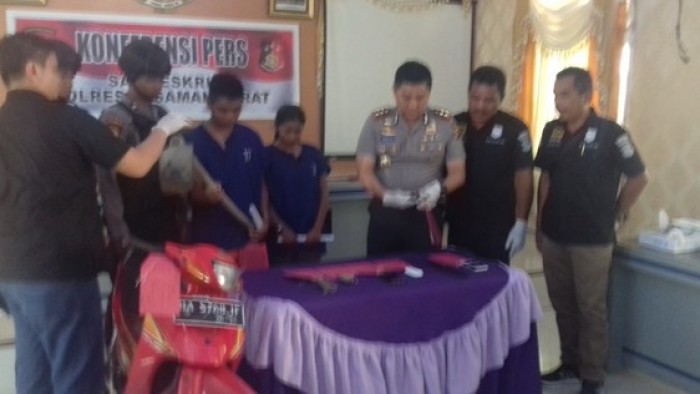 Kapolres Pasbar AKBP Iman Pribadi Santoso, Kasat Reskrim bersama tersangka dan barang bukti di Mapolres Pasbar. (Sutanjunir)