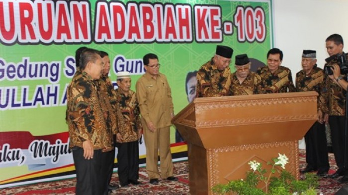 Wakil Ketua Pembina YSO Adabiah Dr
 Bachtiar Chamsyah, SE menandatangani prasasti gedung baru berlantai 3 yang diberi nama Gedung Serba Guna Dr. H Abdullah Ahmad