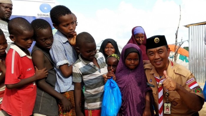 Senyum tersimpul di wajah anak-anak pengungsi Somalia saat bertemu relawan Pramuka, Eko Sulistio