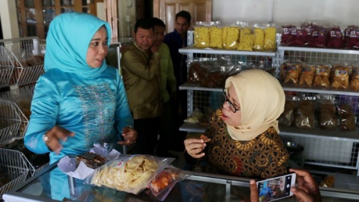 Dirjen PDN Kemendag RI didampingi Wakil Wali Kota Pariaman meninjau proses pembuatan ladu di kampung makanan ringan Kampung Perak, Kamis 30 Agustus 2018