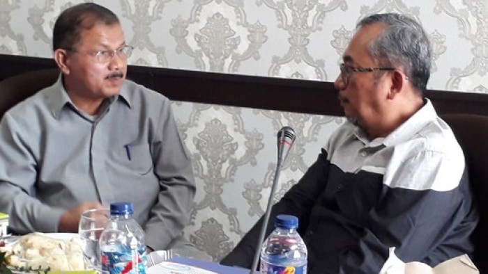 Bupati Ali Mukhni diskusi dengan Direktur Pengembangan Wilayah II Dirjen PPI Kementerian Perindustrian Busharmaidi saat menghadiri Forum Discussion Grup penyusunan DED Sentra IKM Coklat di Parit Malintang, Rabu (5/9).

