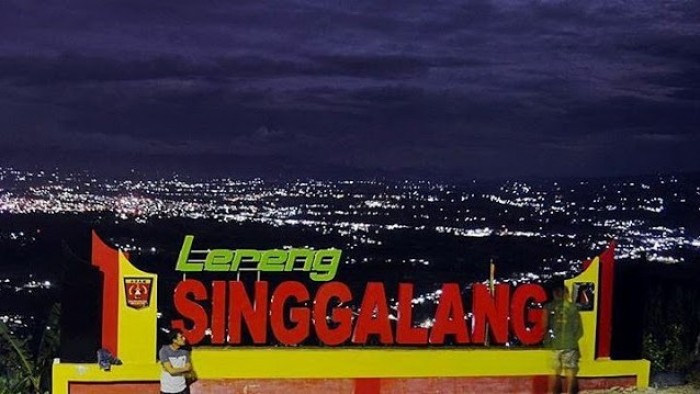 Pemandangan Lereng Singgalang pada malam hari