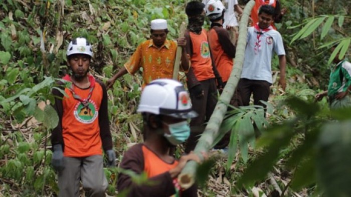 Tongkat dari Pramuka untuk korban patah tulang gempa Lombok