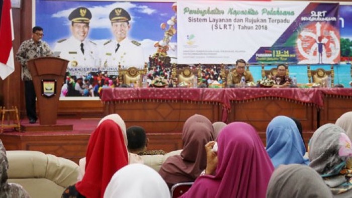 Kadis Sosial Kota Pariaman, Afnil ketika memberikan sambutan pada acara bimtek SLRT