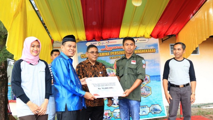 CSR Pertamina Kembali Bantu Kembangkan Wisata Maritim 

Kota Pariaman, sumbarsatu.com---Walikota Pariaman Mukhlis Rahman menghadiri Launching CSR PT Pertamina (Persero) Wilayah Depot Pengisian Pesawat Udara (DPPU) Minangkabau yang menyalurkan Program pengembangan dan kelanjutan senilai Rp938 juta, bertempat di Kawasan Konservasi Penyu Desa Apar Kota Pariaman, Jumat (14/9/2018).

Kegiatan PT Pertamina (Persero) untuk kedua kalinya ini dihadiri oleh Operation Head (OH) Terminal DPPU Minangkabau Abdul Muis, Asisten II Setdako Pariaman Yandrileza, Ketua dan anggota Tabuik Diving Club (TDC) Pariaman, Kepala Desa Apar serta para wartawan.

Wali Kota Pariaman, Mukhlis Rahman, atas nama pribadi dan pemerintah Daerah mengapresiasi PT Pertamina (Persero) yang telah memberikan perhatian khusus dan kepedulian terhadap pembangunan sektor maritim di Kota Pariaman.

