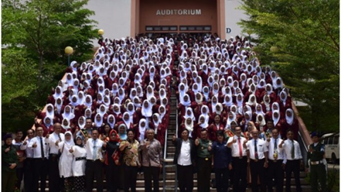 Mahasiswa Baru UNES-AAI Padang diabadikan bersama Plt. Rektor Unes, Ketua YPTP Kepala LLDIKTI Wilayah X, Pejabat Kemenhan Sumbar, Kepala BNN Sumbar, Wakil Rektor 1, 2 dan 3 serta pejabat dilingkungan UNES-AAI Padang, Sabtu (15/9) di Auditorium Universitas tersebut.
