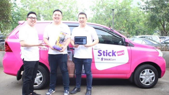 Ketiga Co-Founders StickEarn (ki- ka: Sugito Alim, Garry Limanata, Archie Carlson) di salah satu armada Grab yang terinstal StickMart dan StickTablet. Sejauh ini, StickEarn telah menginstal 200 unit StickMart di armada Grab dan menargetkan untuk memasang 10.000 unit pada akhir 2019