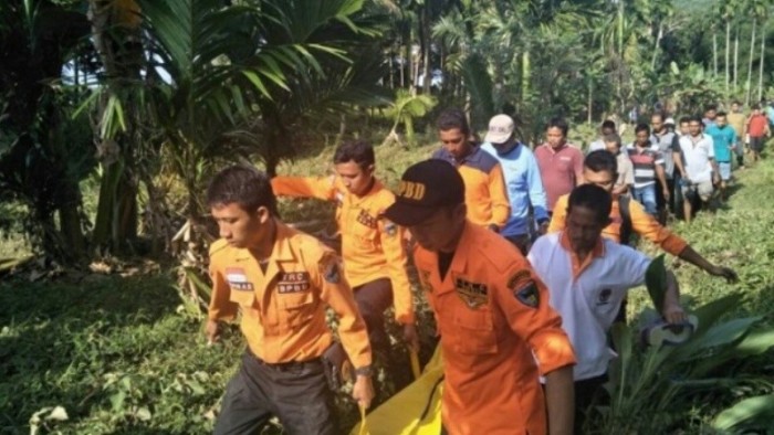 Maizul (47), dievakuasi setelah ditemukan tak bernyawa di Batang Salido, salah satu warga Salido Ketek, Kecamatan IV Jurai.