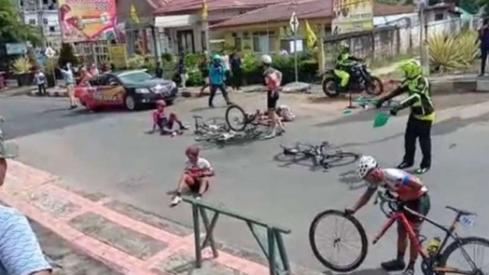 Etape I Sport Tourism Tour de Singkarak (TdS) dengan panjang lintasan 140.5 kilometer yang mengambil rute Kota Bukittinggi-Kabupaten Sijunjung, diwarnai insiden kecelakaan, Minggu (4/11/2018)