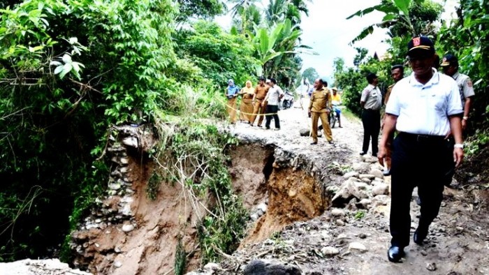 Bupati Agam, H. Indra Catri Dt. Malako Nan Putiah, ketika meninjau jalan tersebut bersama rombongan, Senin (5/11/2018)