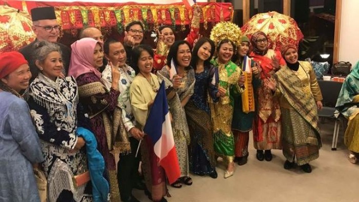 Selaksa di kampung halaman dalam “Alek Taragak Basuo” Minang se-Eropa, Jumat (3/11/2018) di Apeldoorn, Belanda (foto deni)