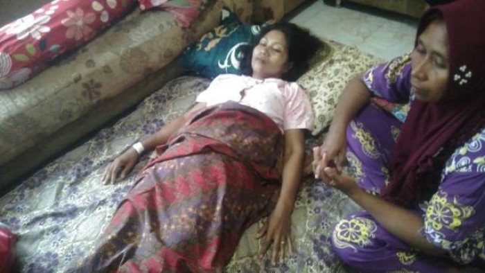 Nurmailis (41), korban ditusuk suaminya Syamsuardi (46) dengan sebilah pisau saat pulang mengajar, Selasa (6/11/2018) pukul 13.00 di Kampung Koto Pandan Nagari Inderapura Timur, Kecamatan Airpura, Kabupaten Pesisir Selatan (Pessel). 