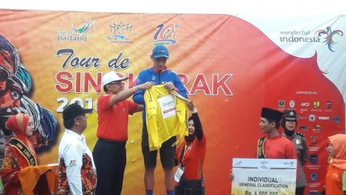 Bupati Agam serahkan hadiah dan cenderanata kepada Raja |Tanjakan Kelok 44, Jesse Ewart.